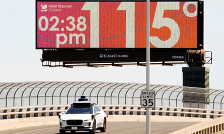 La temperatura di 115 gradi viene visualizzata su un cartellone digitale nel centro di Phoenix, in Arizona.