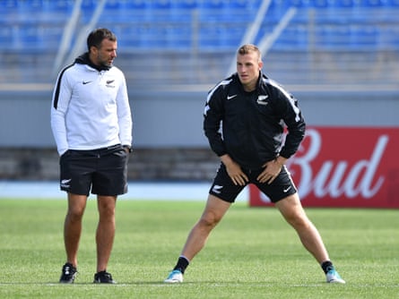 New Zealand head coach Anthony Hudson talks with captain Chris Wood during a training session in Saint Petersburg