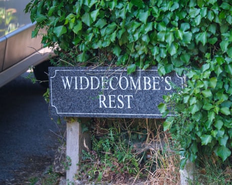 Μια πινακίδα που γράφει “Widdecombe's restâ€.