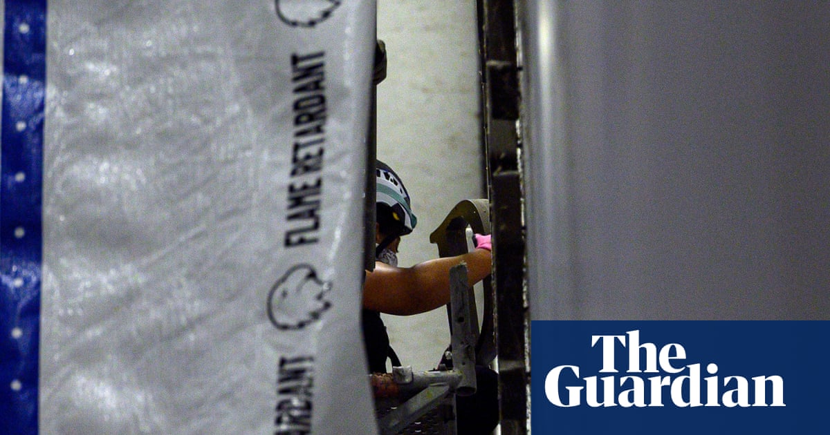Οι εργαζόμενοι αρχίζουν να αφαιρούν το όνομα του Τραμπ από το Κέντρο Κένεντι μετά τις δικαστικές αποφάσεις