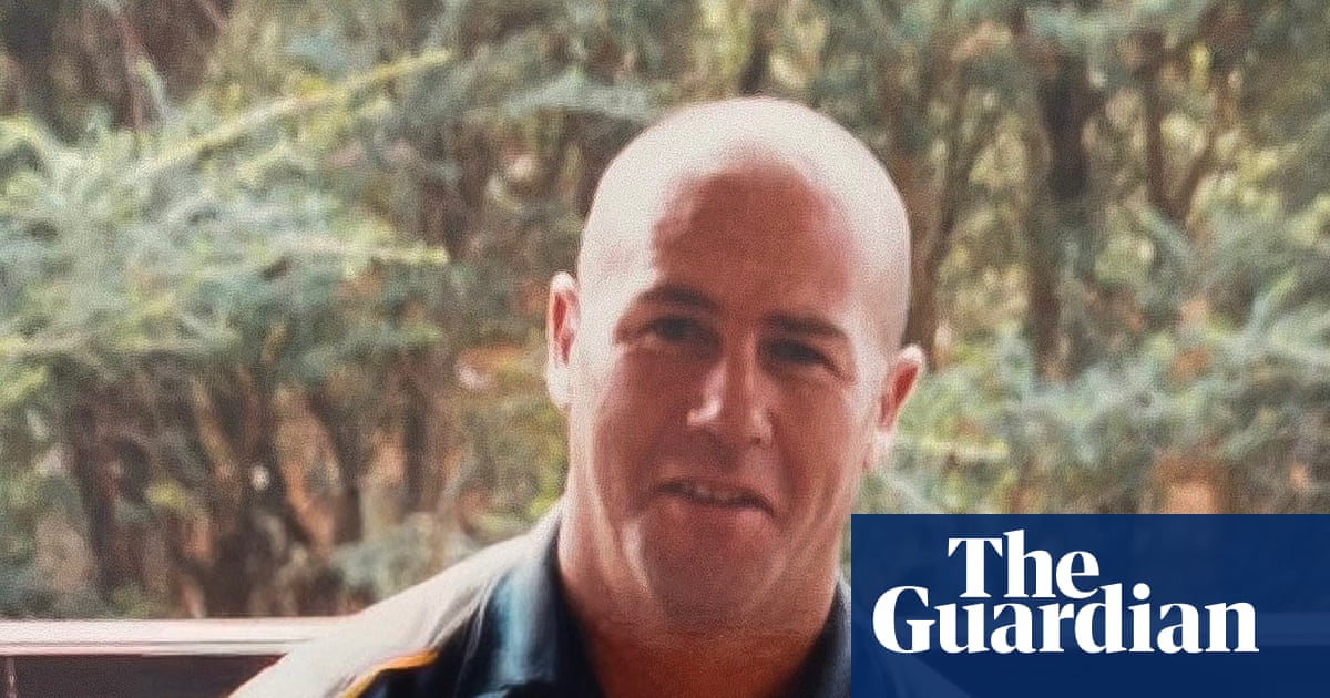NSW fires: firefighter killed in blaze named as arson squad investigates if bushfire that destroyed 16 homes deliberately lit