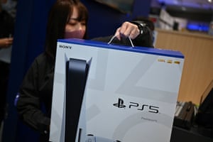 La consola de juegos Sony PlayStation 5 en el primer día de su lanzamiento en noviembre pasado en una tienda de electrónica en Kawasaki, Japón.
