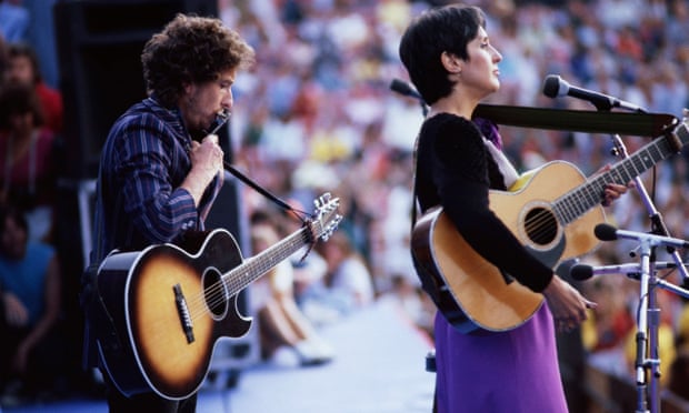 Bob Dylan and Joan Baez at an anti-nulear weapons rally in 1982.