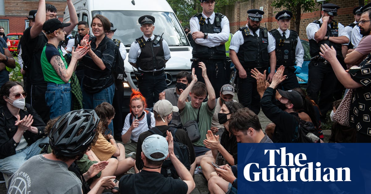 200 protesters block immigration officers’ van during Peckham arrest