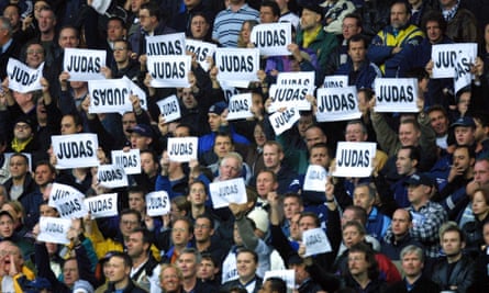 Spurs fans make their feelings towards Sol Campbell clear in 2001