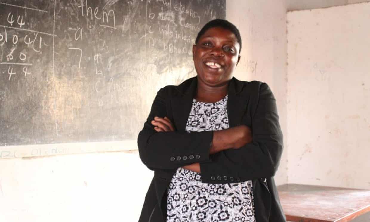 Bà Nellie Kumambala, một giáo viên đến từ Lumbadzi, Malawi, cho biết giá dầu ăn đã tăng gần gấp ba lần trong một tháng. Ảnh: Oxfam.