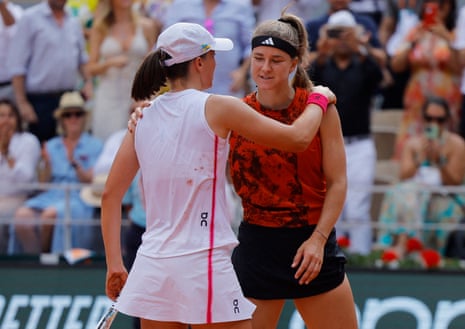 Iga Swiatek is hugged by her opponent Karolina Muchova.