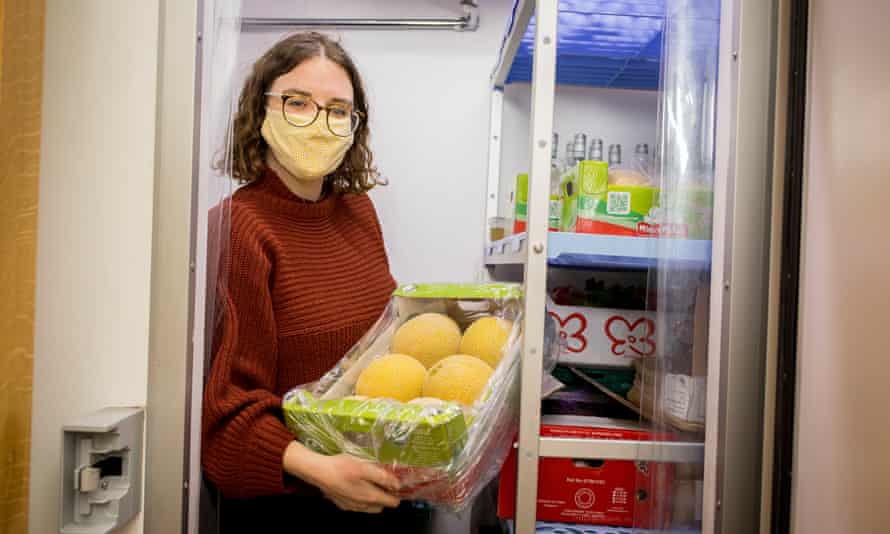 Brigid Beney avec une boîte de fruits