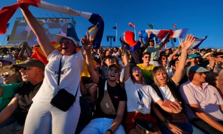 French spectators celebrate