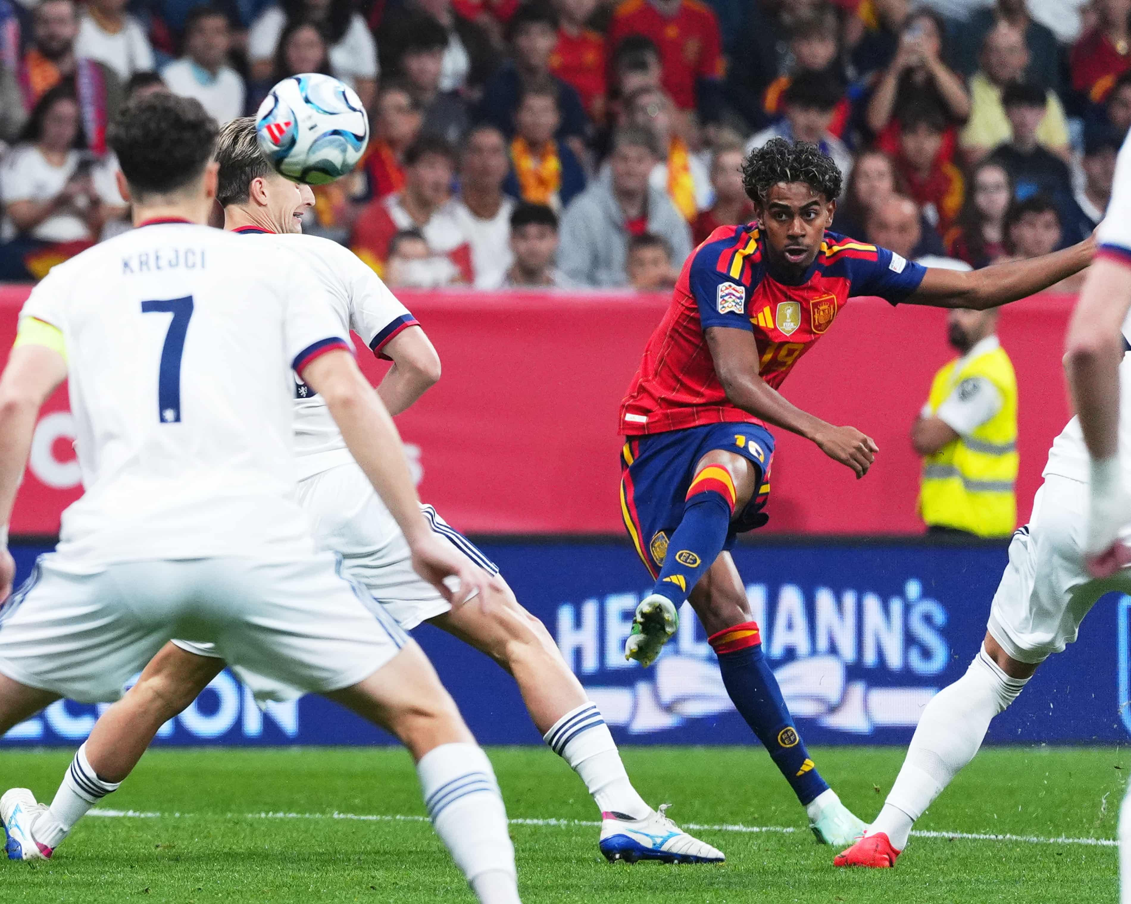 Photo: The Guardian Spain Coach De la Fuente in Disbelief at Yamal Goal Streak