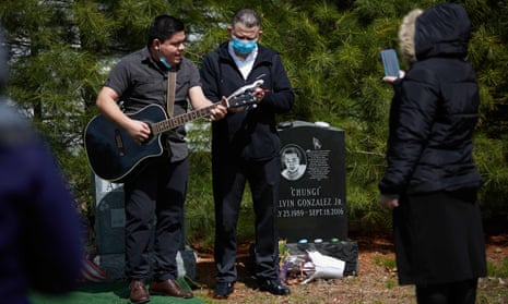 A family holds a burial with social distancing guidelines in Massachusetts, Boston, U.S.A. Mandatory Credit: Photo by Allison Dinner/ZUMA Wire/REX/Shutterstock (10641579w)
