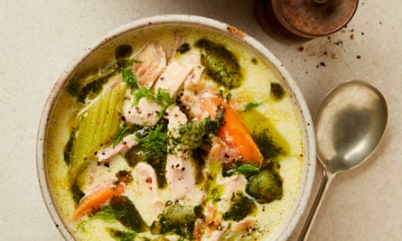 Tampilan atas avgolemono, sup ayam dan lemon yang halus, dalam mangkuk saji, dengan sendok di sampingnya.