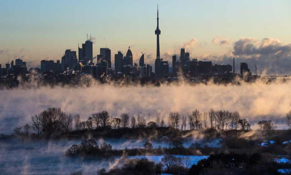 La niebla se eleva desde el lago Ontario frente al horizonte de Toronto durante un clima extremadamente frío en febrero de 2016.