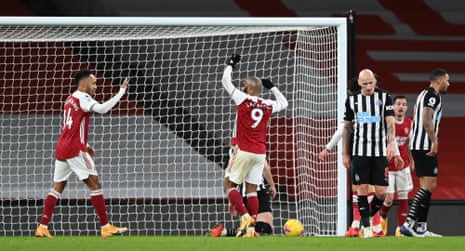 Aubameyang scores Arsenal’s third goal.