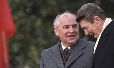 US president Ronald Reagan, right, talks with Soviet leader Mikhail Gorbachev during arrival ceremonies at the White House where the superpowers begin their three-day summit talks in 1987