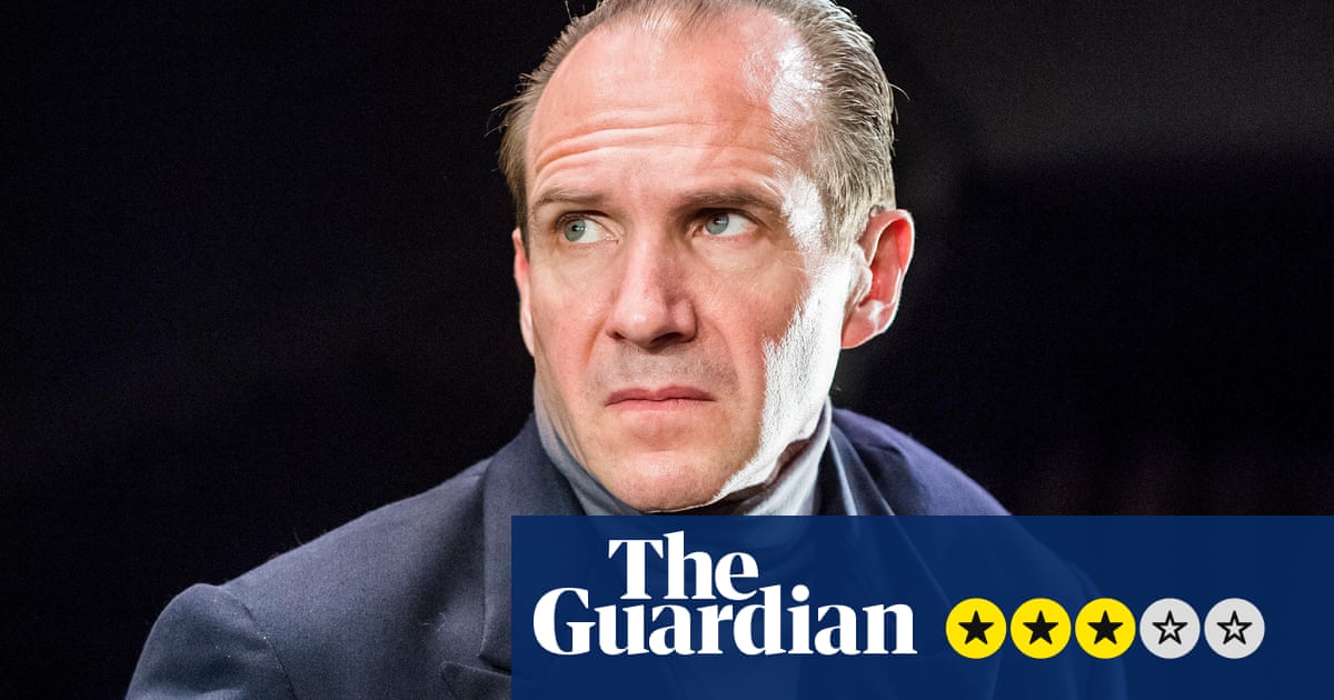 Richard III review – Ralph Fiennes gets to grips with Shakespeare's ...