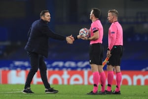 Chelsea’s head coach Frank Lampard (L) thanks the officials after the final whistle.