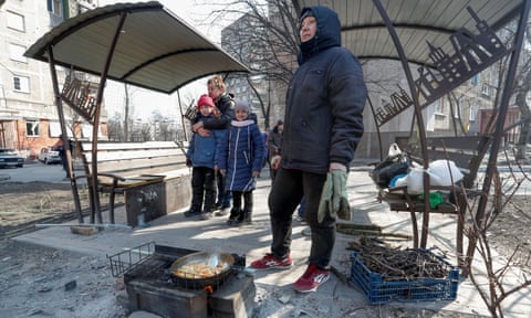 Люди готують їжу в крижаному міському дворі біля критих паркових лавок