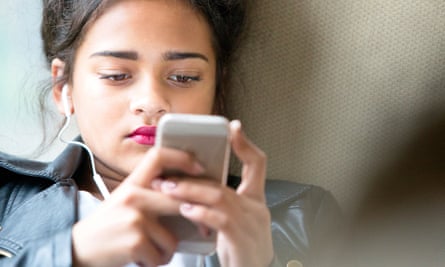 fille au téléphone