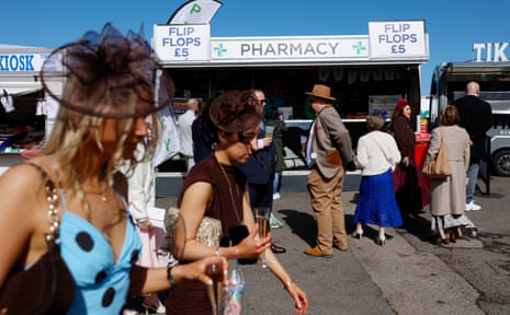 ऐंट्री में फ्लिप फ्लॉप बेचने वाला एक फार्मेसी स्टॉल।