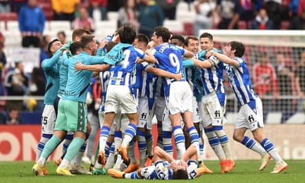 Para pemain Real Sociedad merayakan setelah mengamankan tempat mereka di Liga Champions musim depan.