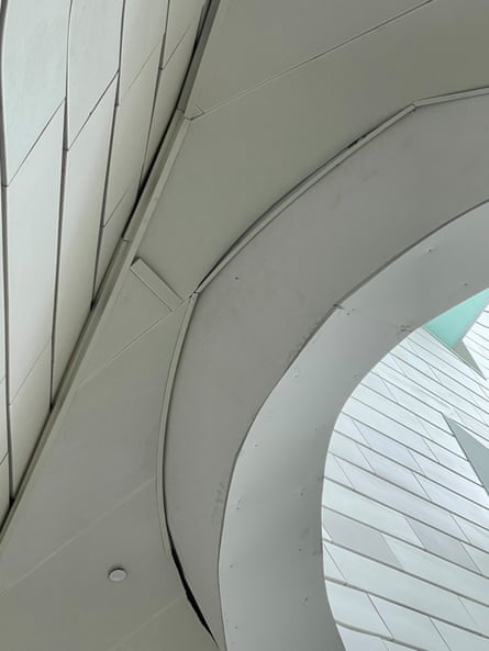 Refusing to have an edge … the Orange County Museum of Art.