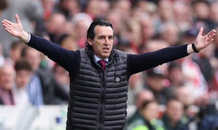 Unai Emery gestures from the touchline