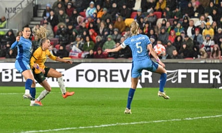 Charlotte Grant mencetak gol kedua Australia, yang dibelokkan Leah Williamson dari Inggris.