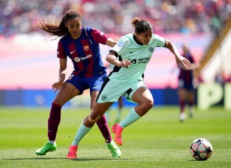 Salma Paralluelo of Barcelona is beaten to the ball by Jess Carter of Chelsea.