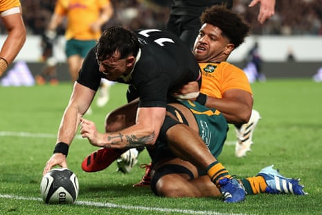Leroy Carter scores a try