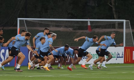 Darwin Núñez (right) gets ready to beat everyone in sprint training.