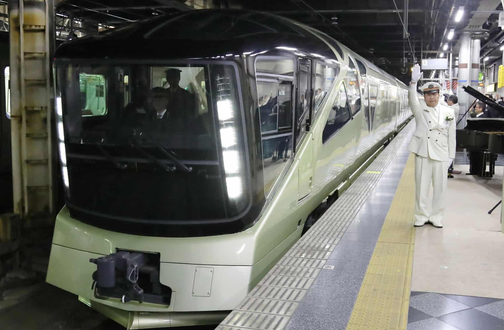 Train Suite Shiki-shima departs