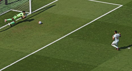 Bono saves the Kylian Mbappe penalty