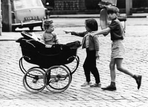 June 1965 To call Robert Blomfield a ‘street photographer’ is somewhat misleading. In truth, he would capture anything that struck him wherever he happened to be; the street was just one of many sources of inspiration. As he puts it: “I didn’t need to set the stage, the stage set itself. All I had to do was take the photo.”