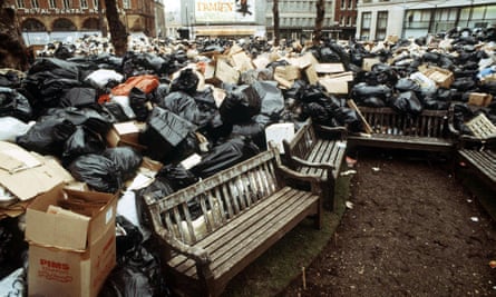 Sacs poubelles et boîtes autour d'un banc de parc