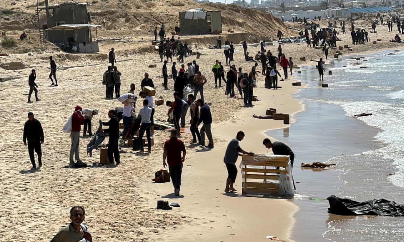 Doce personas informaron haberse ahogado frente a una playa de Gaza al intentar llegar a la entrega de ayuda