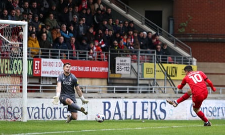 Ruel Sotiriou marque le troisième but de Leyton Orient contre Bradford.