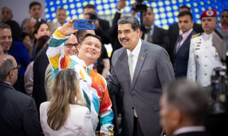 El presidente venezolano Nicolás Maduro posa con un partidario después de un referéndum sobre el territorio de Guyana.