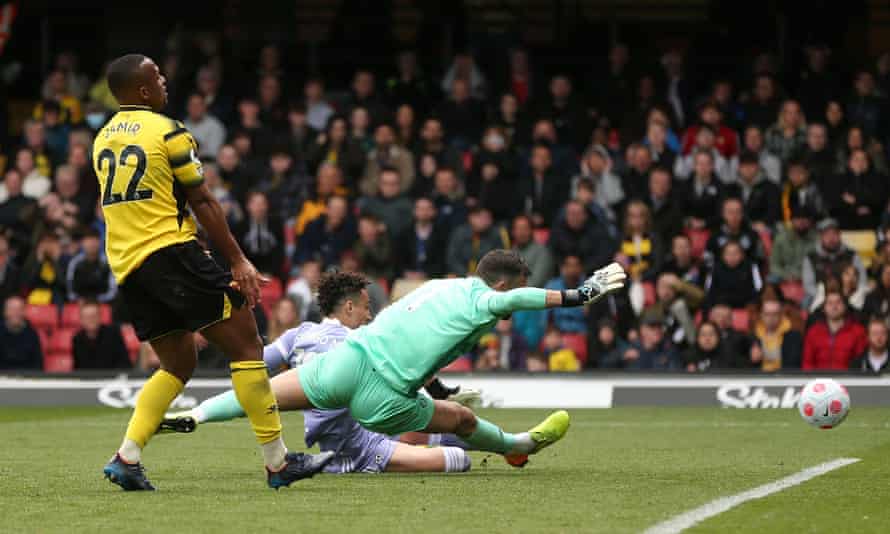 Rodrigo Moreno marque le deuxième but de Leeds derrière le gardien de Watford Ben Foster.