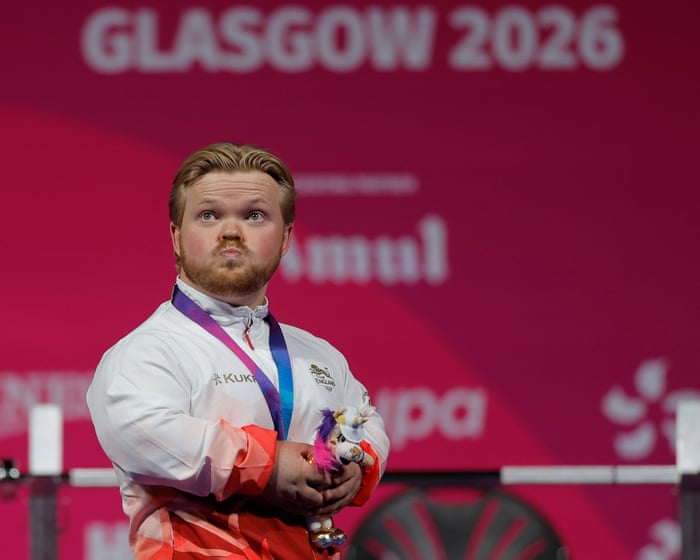 England’s Mark Swan powerlifts to Commonwealth Games’ first gold by fraction of a point