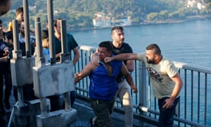 Un civil es mejor que un soldado después de que soldados involucrados en el intento de golpe se rindieron en el puente del Bósforo en Estambul.