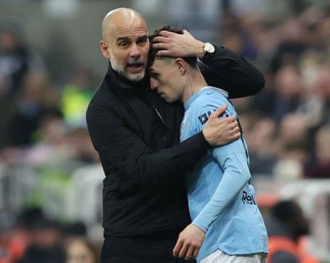 स्थानापन्न के रूप में आने से पहले मैनचेस्टर सिटी के फिल फोडेन को उनके पेप गार्डियोला ने गले लगाया।