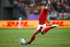 Dan Biggar converts the penalty.