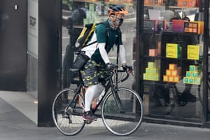 Một người đàn ông đeo mặt nạ khi anh ta đạp xe quanh Sydney.