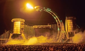 Another view of the Voodoo Lounge staging and fire-breathing 'cobra'