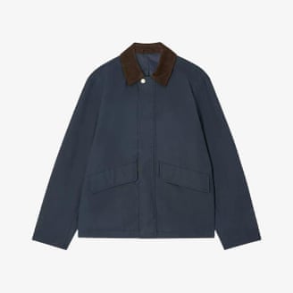 Chaqueta encerada John Lewis Spring en color azul oscuro con cuello marrón.