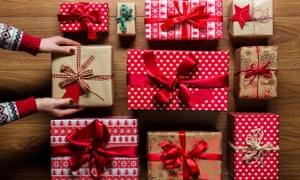 Hadiah natal vintage yang dibungkus dengan indah
