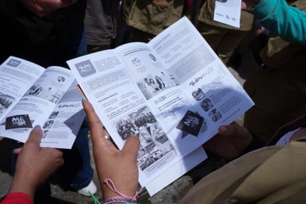 Hands holding leaflets in Spanish