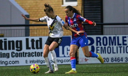 Lauren Heria (à gauche) en action pour Lewes contre Crystal Palace.