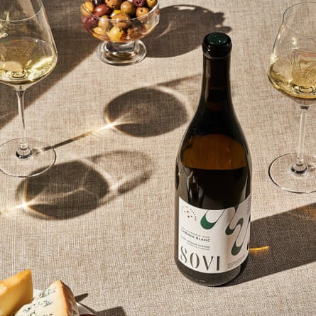A lifestyle product photo for the non-alcoholic wine Sovi Reserve Chenin Blanc